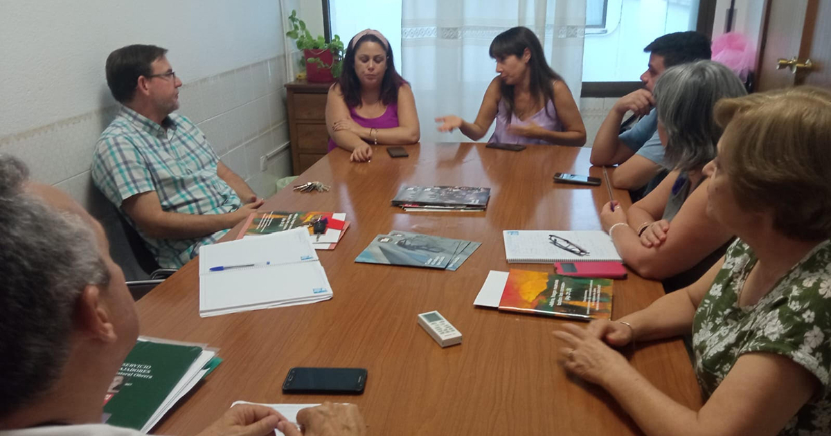 REUNIÓN DE LA HOAC Y LA P.O. CON MIEMBROS DEL COMITÉ DE EMPRESA EL 5 DE OCTUBRE DE 2023. JUANA Mª RUIZ ES LA PERSONA QUE ESTÁ SENTADA AL FONDO DE LA FOTOGRAFÍA A LA IZQUIERDA
